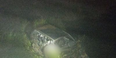 Agricultor é encontrado morto dentro de carro submerso em açude às margens de rodovia