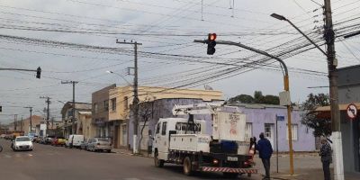 Semáforos da Rua Bento Gonçalves passam por sincronização em Camaquã