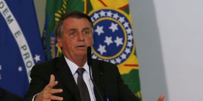 Bolsonaro passa por exames para investigar soluços