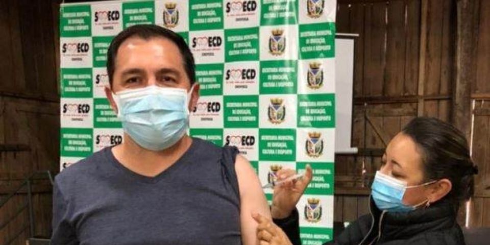 Prefeito de Chuvisca se vacina contra a covid-19 