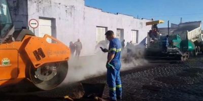 Asfalto começa a ser aplicado na Rua Manoel da Silva Pacheco em Camaquã