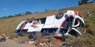 Três pessoas morrem em acidente de ônibus de turismo em SP