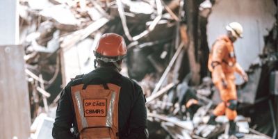 Busca a bombeiros desaparecidos em incêndio da SSP reúne 84 militares do CBMRS