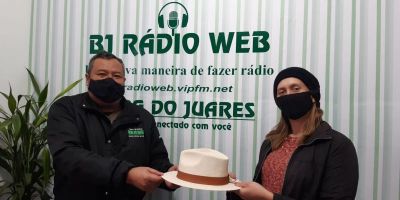 BJ Rádio Web entrega brinde sorteado no programa Domingão da BJ