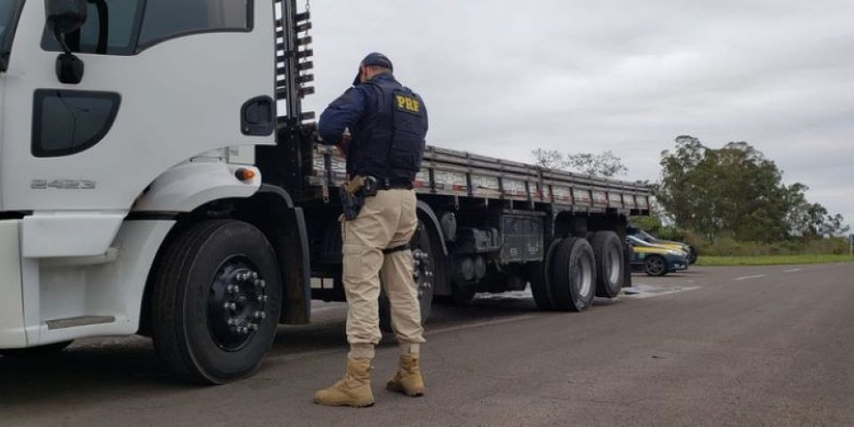 PRF e PC recuperam carga de tubos de esgoto furtada em cidade gaúcha