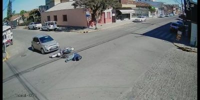 Carro e moto se envolvem em acidente no centro de Camaquã