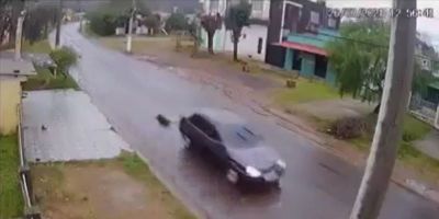 Cachorro morre após ser arrastado por carro em cidade gaúcha