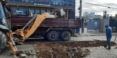 Rompimento de rede provoca falta d'água em parte do centro de Camaquã 