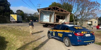 INUSITADO: caminhão transportando casa se envolve em acidente em rodovia gaúcha