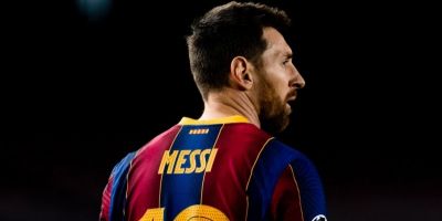 Torcedor do Barça tenta impedir ida de Messi para PSG 