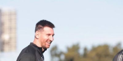 FECHOU! Messi chega a acordo com PSG e viaja à França para assinar contrato