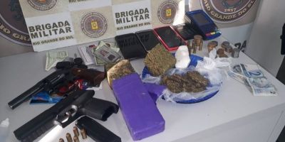 Quatro pessoas são presas com quase 1 kg de drogas e armas em São Lourenço do Sul