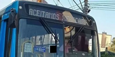 Homem é demitido por colocar frases como "Aceitamos xerecard" em letreiro de ônibus