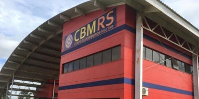 Prédio do Corpo de Bombeiros de Camaquã recebe pintura nas cores do CBMRS