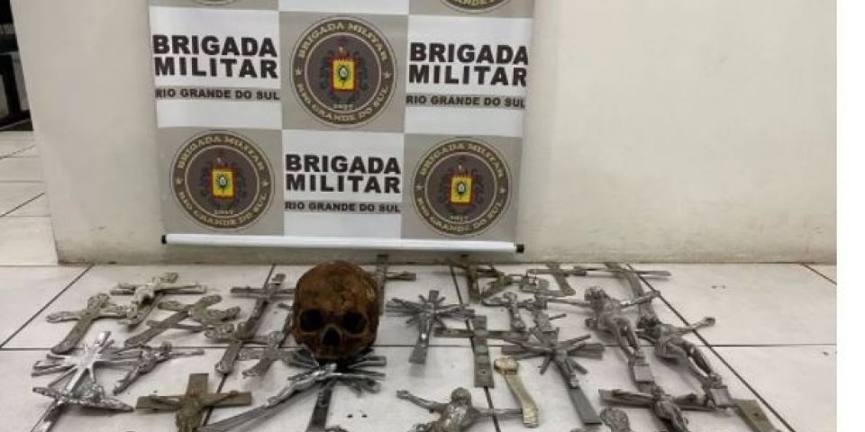Homem é preso por roubar crânio e crucifixos de cemitério no RS