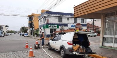 Equipe terceirizada da Oi realiza manutenção de linhas no centro de Camaquã