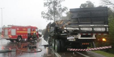 Acidente entre dois caminhões provoca lentidão no trânsito da Freeway em Gravataí