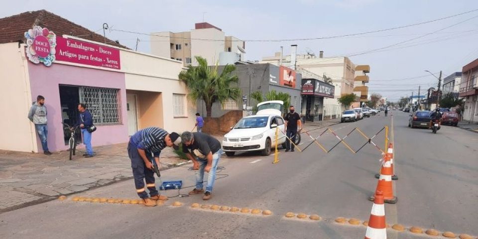 Servidores consertam redutores de velocidade na Bento em Camaquã