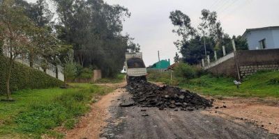 Mais uma rua de Camaquã recebe asfalto reaproveitado