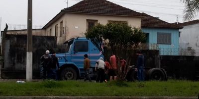 Populares controlam princípio de incêndio em carreta em Camaquã