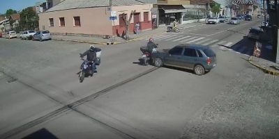 VÍDEO: motoclicista fica ferido em acidente com carro no centro de Camaquã 