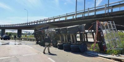 Mulher cai de caminhão após veículo tombar em alça de acesso da ponte do Guaíba