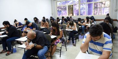 Mais de 1,6 milhão de estudantes fazem neste domingo provas do Encceja