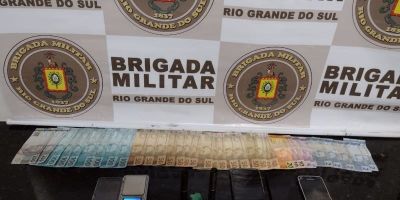 Homem que disse que traficava para complementar renda é preso com drogas e dinheiro em Tapes