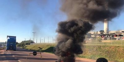 Manifestantes bloqueiam RSC-471 em Encruzilhada do Sul e pedem melhorias para a rodovia