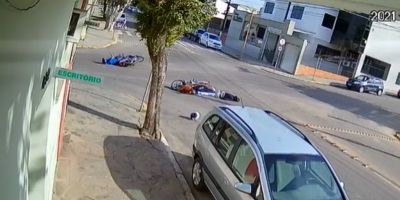 VÍDEO: acidente entre duas motos deixa feridos no centro de Camaquã