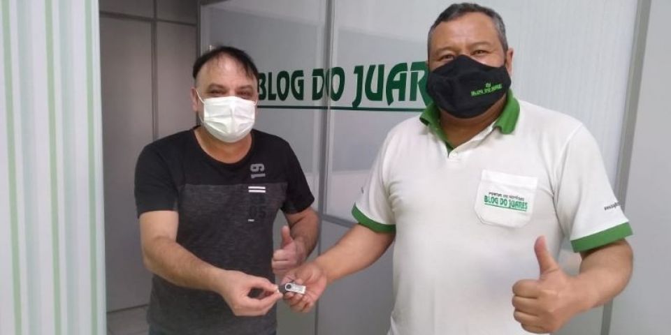 Ouvinte-internauta do Love Memories recebe prêmio na redação do Blog do Juares 