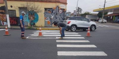 Divisão de Trânsito realiza pintura de faixas de segurança em Camaquã