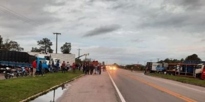 ATENÇÃO! Movimento paralisa trânsito de caminhoneiros na BR-116 em Camaquã 