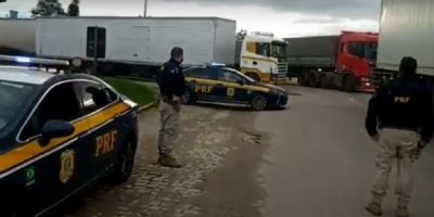 PRF atua para dispersar paralisação de caminhoneiros na BR-116 em Camaquã