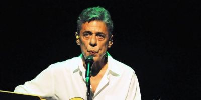 Chico Buarque entra na Justiça contra Eduardo Leite, governador do RS