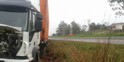 Pneu estoura e carreta sai de pista na BR-116 em Camaquã