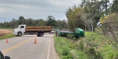 Caminhão carregado com botijões de gás sai da pista na ERS-350 em Camaquã