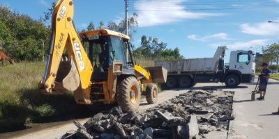 Avenida Nestor de Moura Jardim recebe manutenção na pavimentação