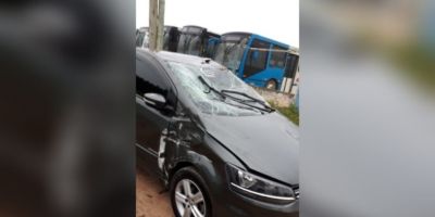 Carro capota e atinge poste na BR-116 em Camaquã 