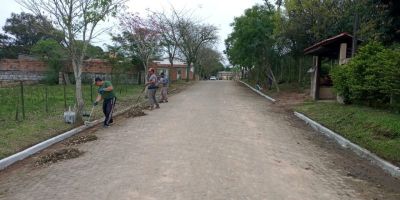 Equipe de Amaral Ferrador realiza serviços de limpeza e pintura na cidade