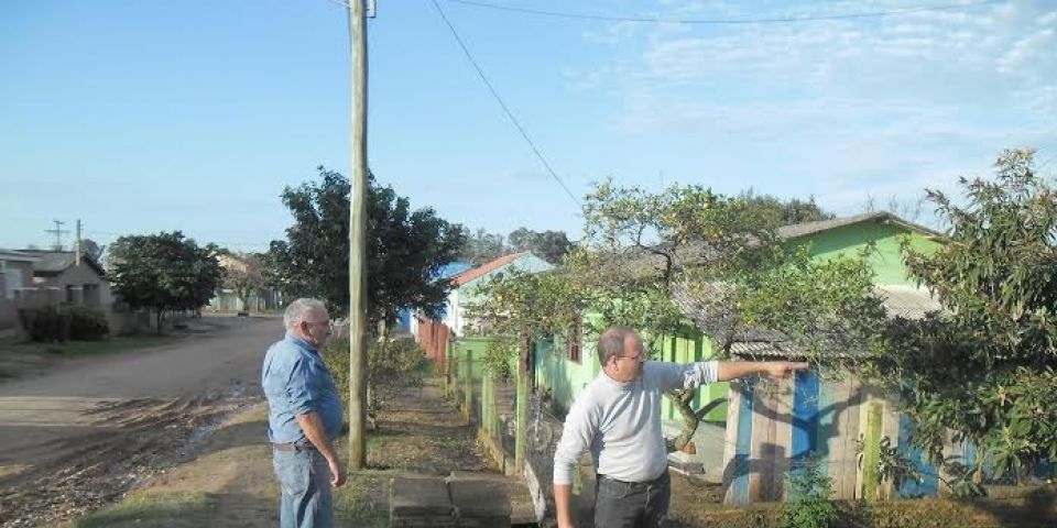 Vereador Ilson Meireles acompanha obras de drenagem no bairro Jardim