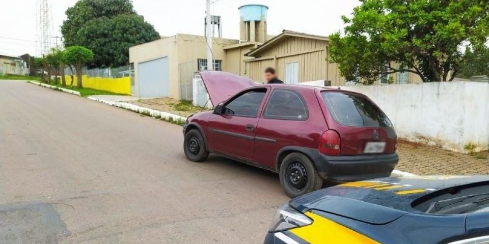 PRF prende homem com carro furtado e clonado em Guaíba
