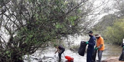 Meia tonelada de lixo é recolhida na orla do Lago Guaíba em Belém Novo com mutirão do Grupo Tchê Travessias