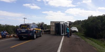 Caminhão carregado com toras tomba na BR-290