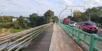 Passarela da ponte do Arroio Duro recebe revestimento em Camaquã