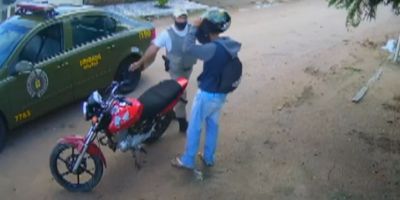 Justiça determina afastamento de policial militar flagrado agredindo motociclista em Tapes 