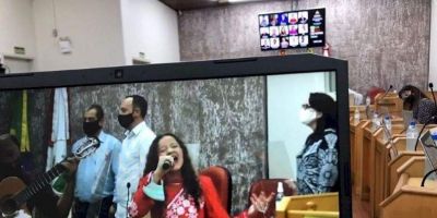 Evellyn Katzer participa da sessão da Câmara de Vereadores de Camaquã