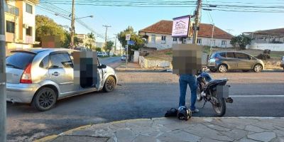 Veículos se envolvem em acidente em semáforo no centro de Camaquã 