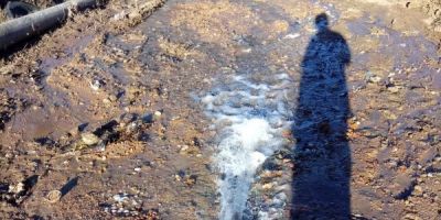 Rompimento de cano causa transtornos a moradores do bairro Ouro Verde em Camaquã