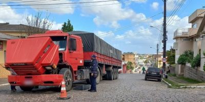 Problema mecânico em carreta deixa trânsito parcialmente bloqueado em rua de Camaquã